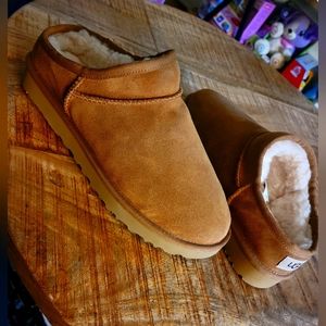 BRAND NEW ankle UGG boots size 9